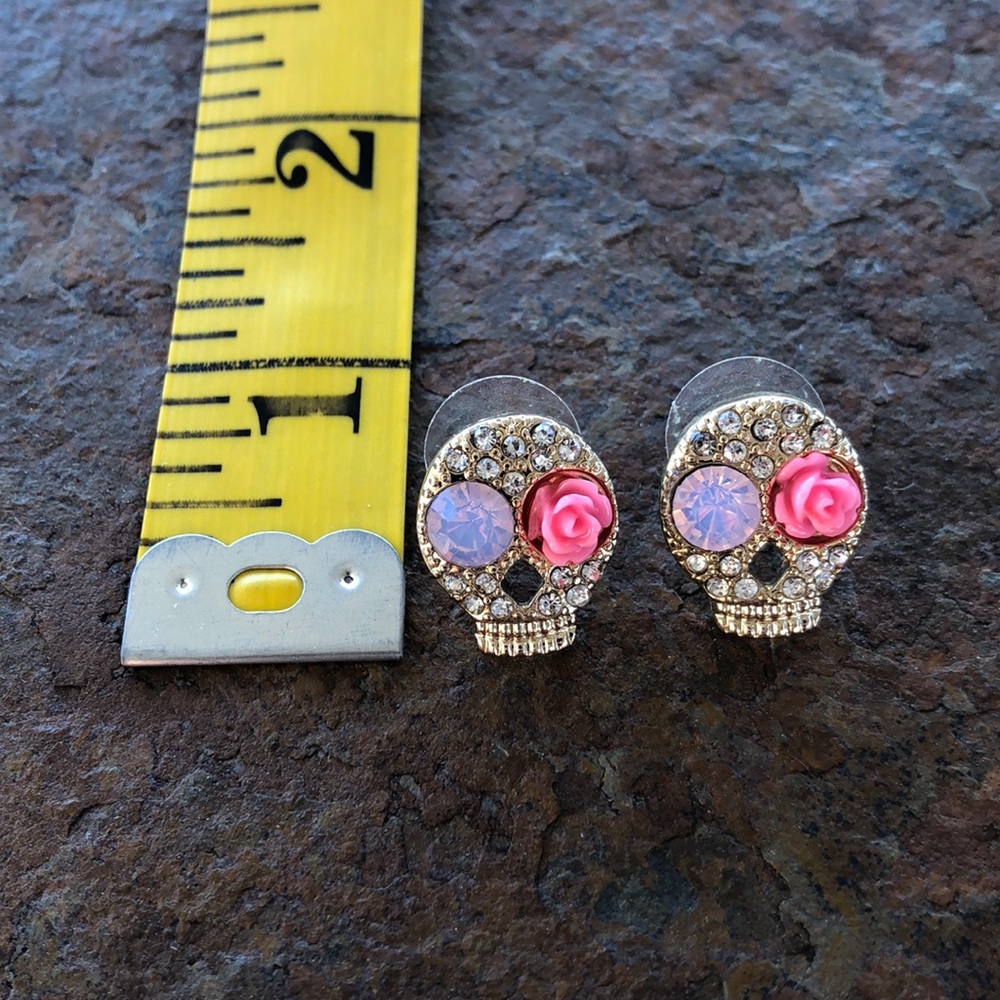 Skull stud earrings